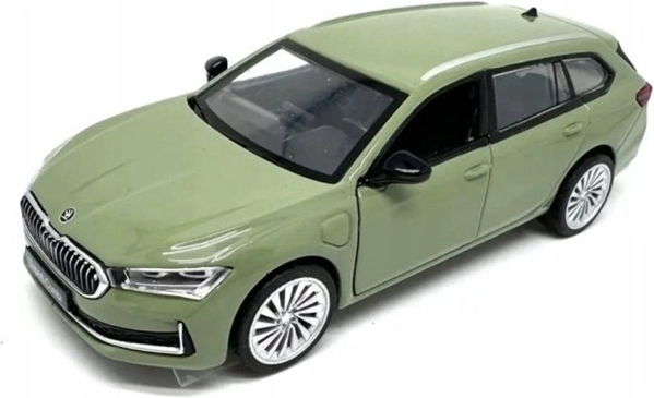 MSZ električni model Škoda Superb Combi iV v zeleni barvi