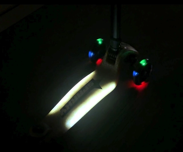 LED kolesca in osvetljena platforma za boljšo vidljivost