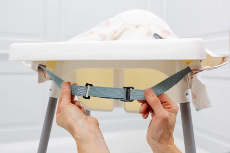 Easy fastening and strap adjustment