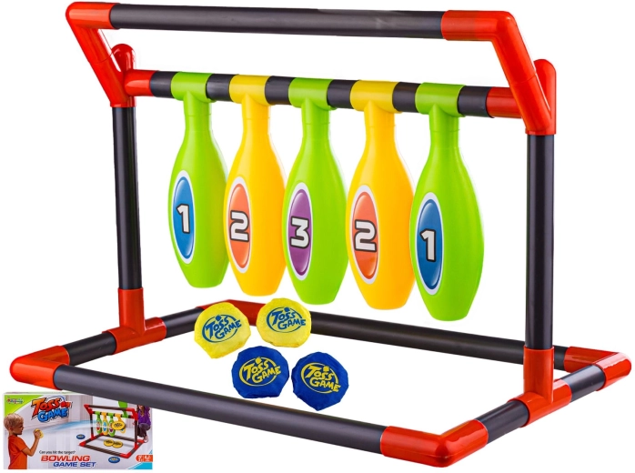 Skill throwing game with a goal and target beanbags