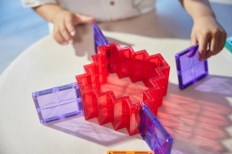 Trdna magnetna povezava in stabilne 3D oblike