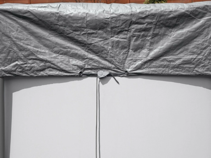 Vetroodporna pritrditev z zatezanjem