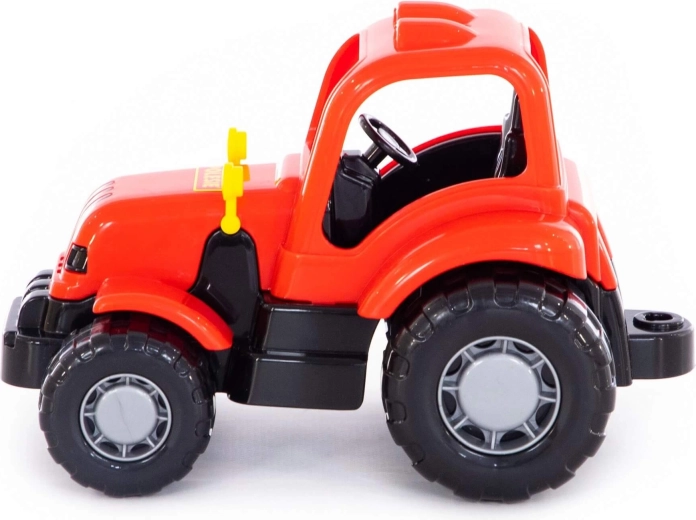 Kompakten traktor za majhne roke