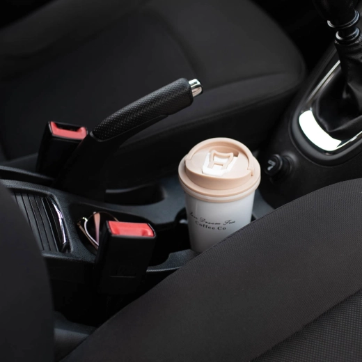 Prilega se držalom v avtomobilu