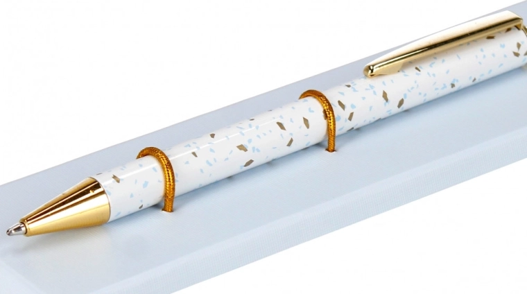 Eleganten dizajn z zlatimi detajli