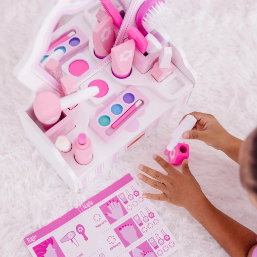 18 pieces for hairdressing, make-up and manicure