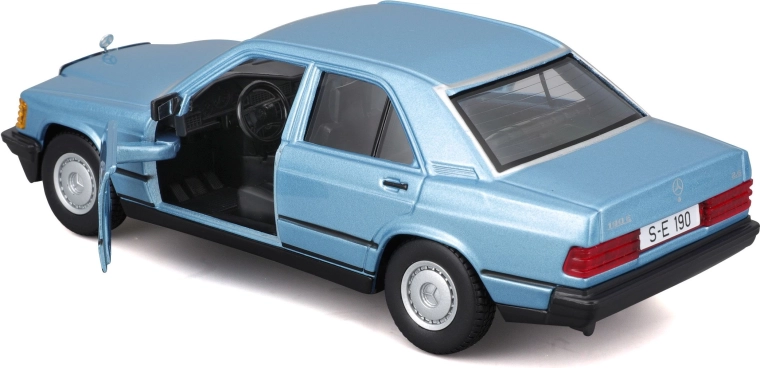 Odpirajoča se vrata in dodelana notranjost