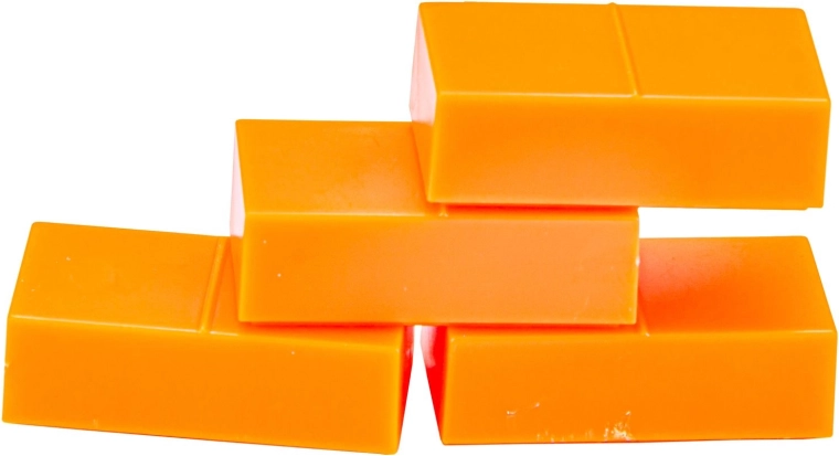 32 bricks and an “egg” figure for repeated fun