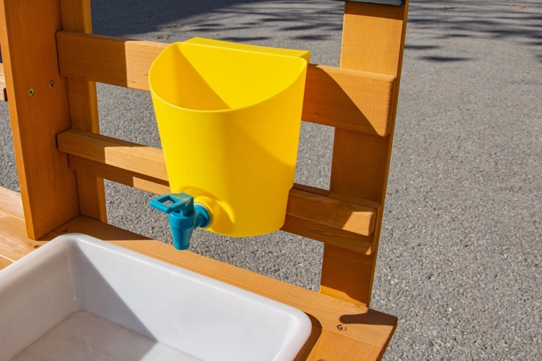 Prava vodna zabava z rezervoarjem in pipo