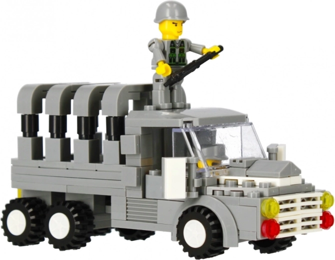 Realističen vojaški tovornjak s šestimi kolesi