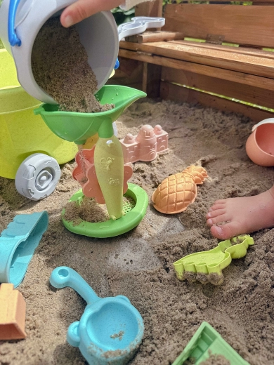 Mlinček s sitom za vodo in pesek