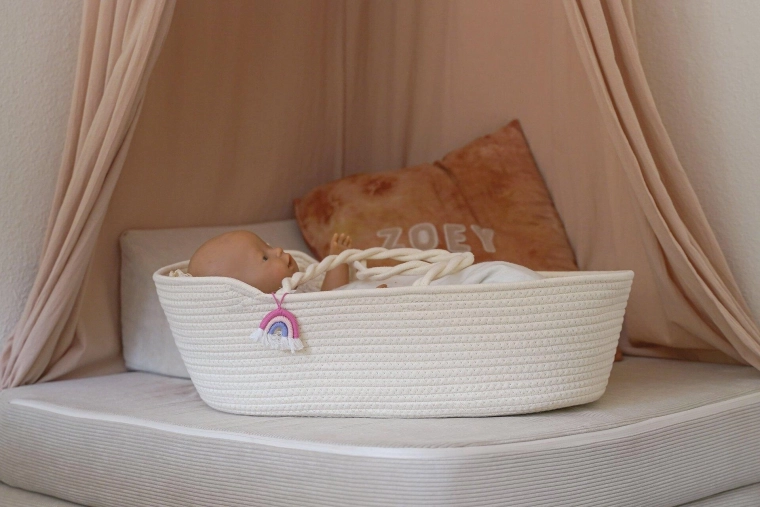 Portable doll carrycot with rainbow charm - 1 piece