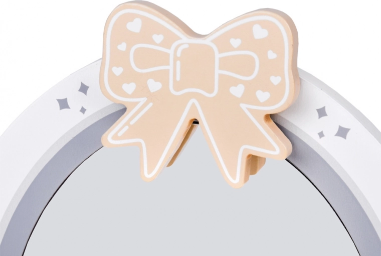 Čaroben dizajn z mašnico in ogledalom