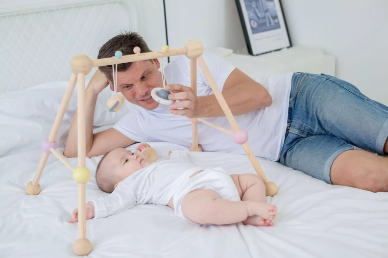2 interchangeable hanging toys for baby’s development