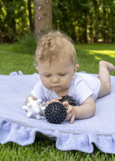 Kontrastna črno-bela zasnova za razvoj vida