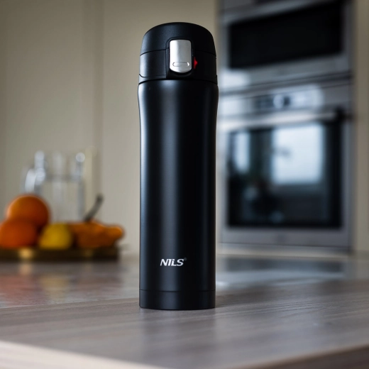 Varen pokrov s ključavnico in gumbom