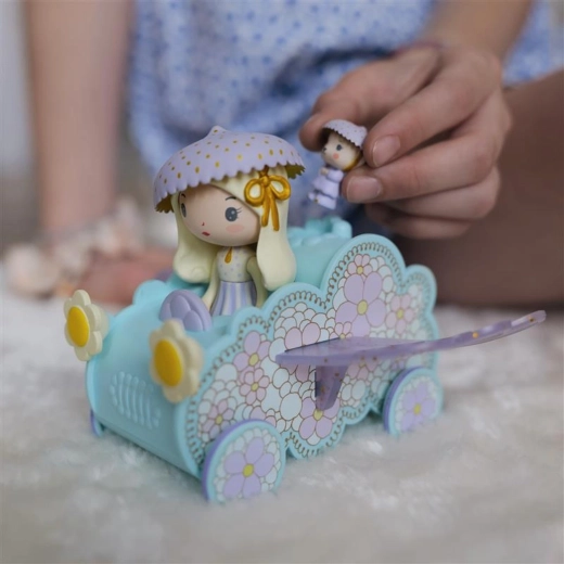 Oblačkasti avtomobilček s cvetličnim okrasjem