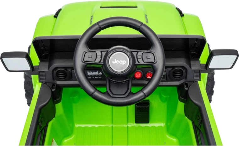 Detajliran kokpit z volanom Jeep