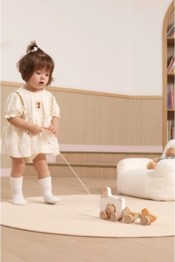 Zibajoči se piščančki, ki spodbujajo hojo