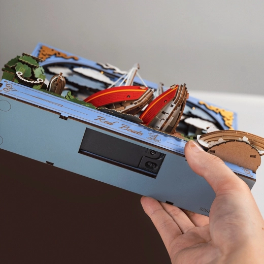 Moving elements thanks to a gear mechanism