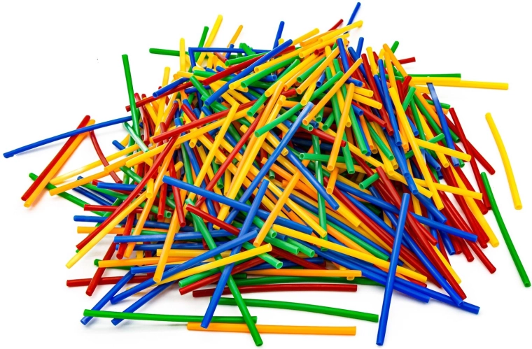 Lots of colorful straws for endless combinations
