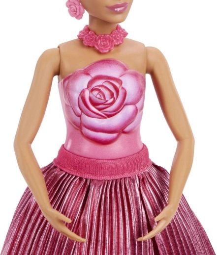 Podroben cvetlični outfit in dodatki