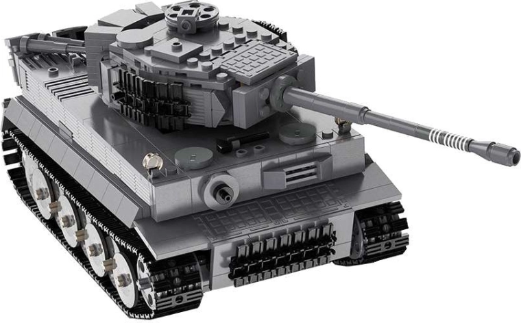 Realističen tank z vrtljivo kupolo
