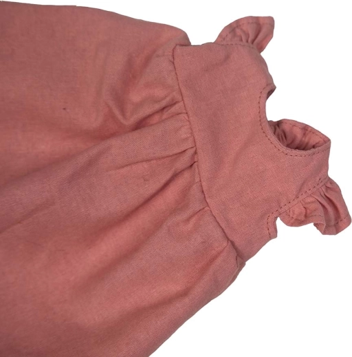 Poletni outfit v pudrasto rožnati barvi
