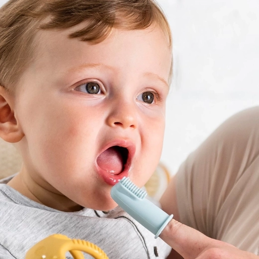 Nežno čiščenje prvih zobkov