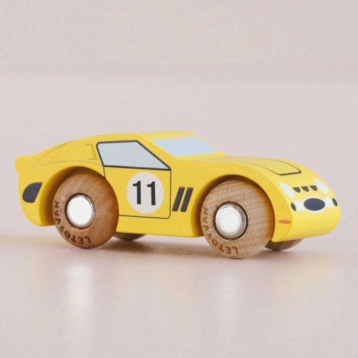 Le Toy Van leseni dirkalni avto Luca – rumen