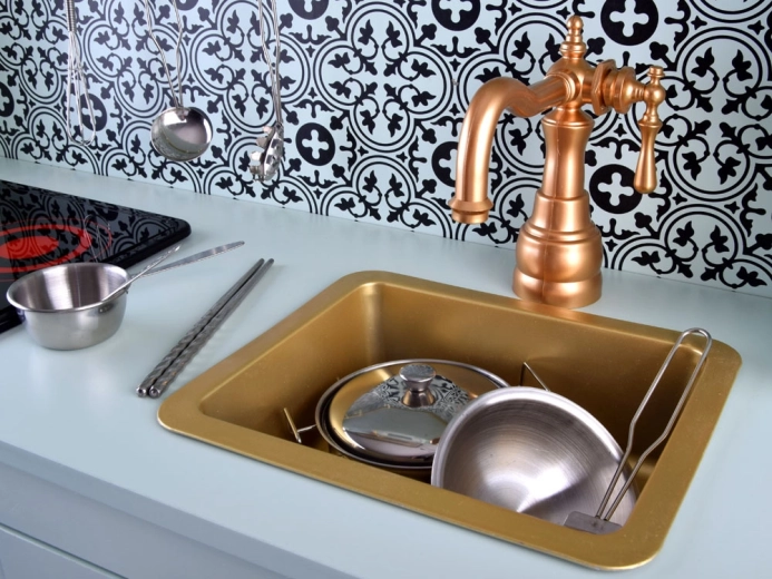 Stilno zlato korito in vintage armatura