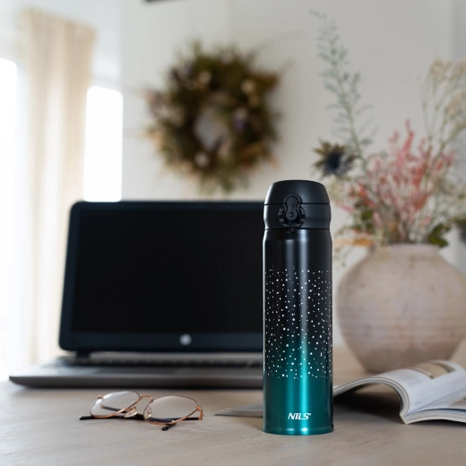 Varen pokrov s protivnetnim zaklepom proti razlitju