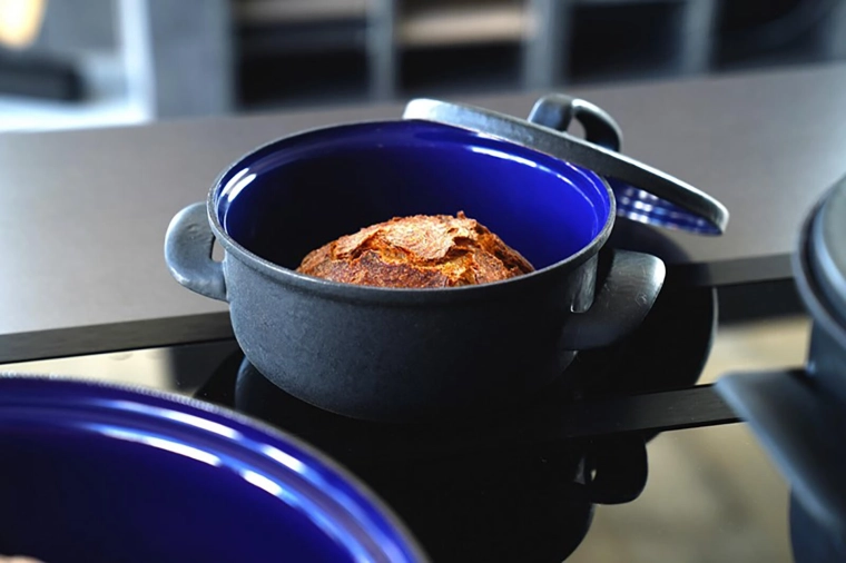 Obstojen moder notranji emajl