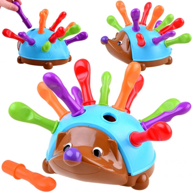 Izobraževalni ježek z barvnimi bodicami za fino motoriko