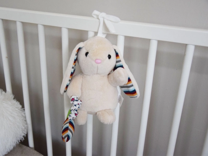 Enostavna pritrditev na posteljico ali voziček