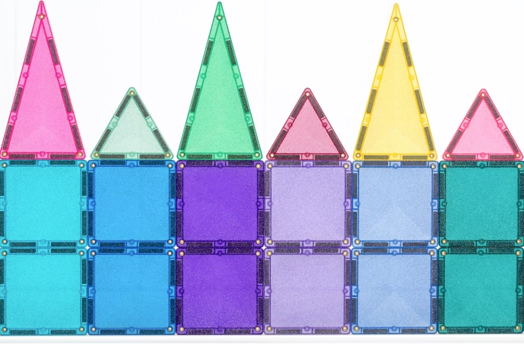 Prosojni bleščeči koščki v mavričnih barvah