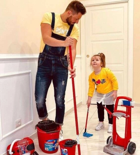 Voziček na kolesih za enostaven prenos pripomočkov