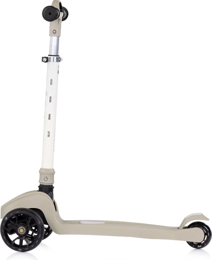 Raste z otrokom zahvaljujoč nastavljivemu krmilu