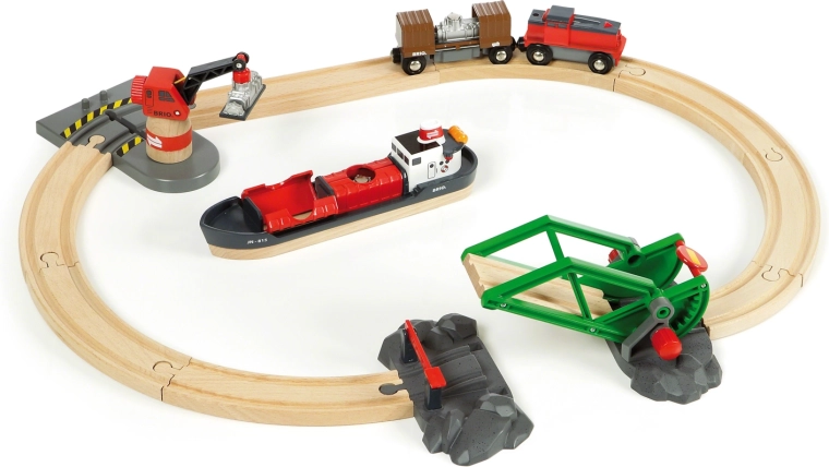 Brio World pristanišče s tovorno ladjo in tirnicami