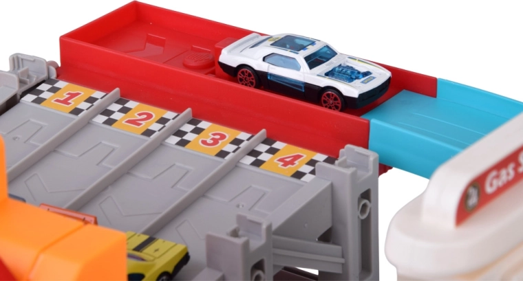 Four-lane track and starting positions for 4 cars