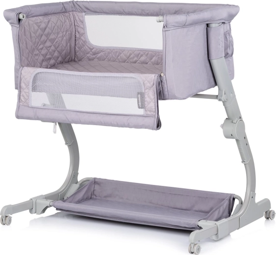 Varno prislonjena k postelji staršev