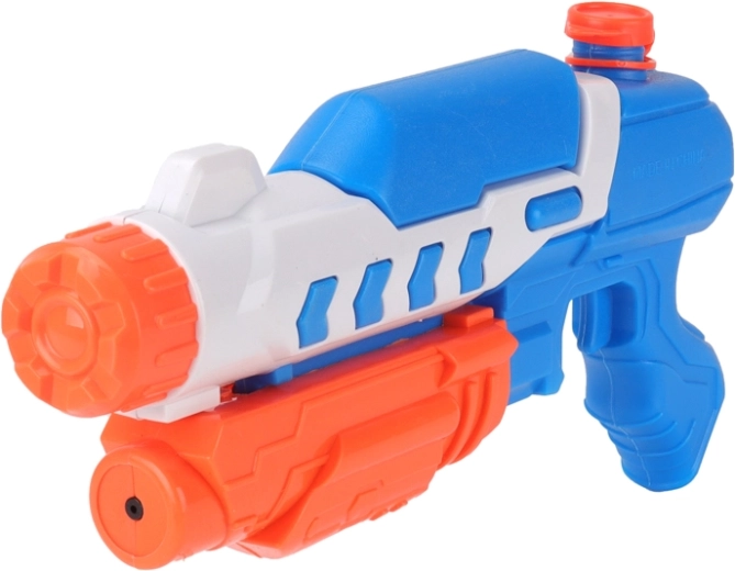 Močan vodni curek z dosegom do 6 metrov