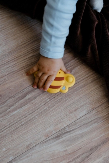 Razvoj čutov in fine motorike od prvih dni