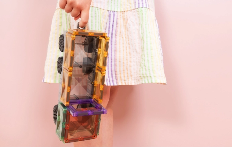 Pastelne barve, prosojni deli in učenje skozi igro