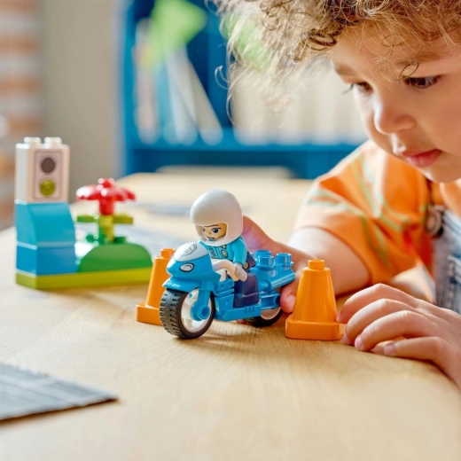 Domiselna igra s policistko