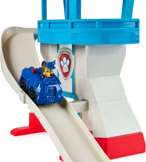 Stabilen večnivojski stolp z ikonično značko