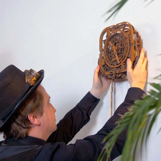 Pripravljeno za obešanje na steno