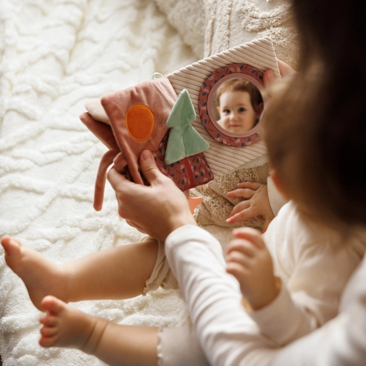 Safe mirror and rattle for discovery and play