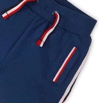 Mehak in raztegljiv material