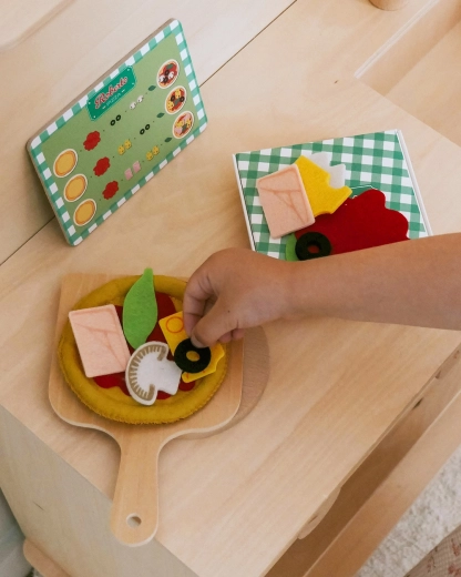 Avtentična pica na leseni lopatici